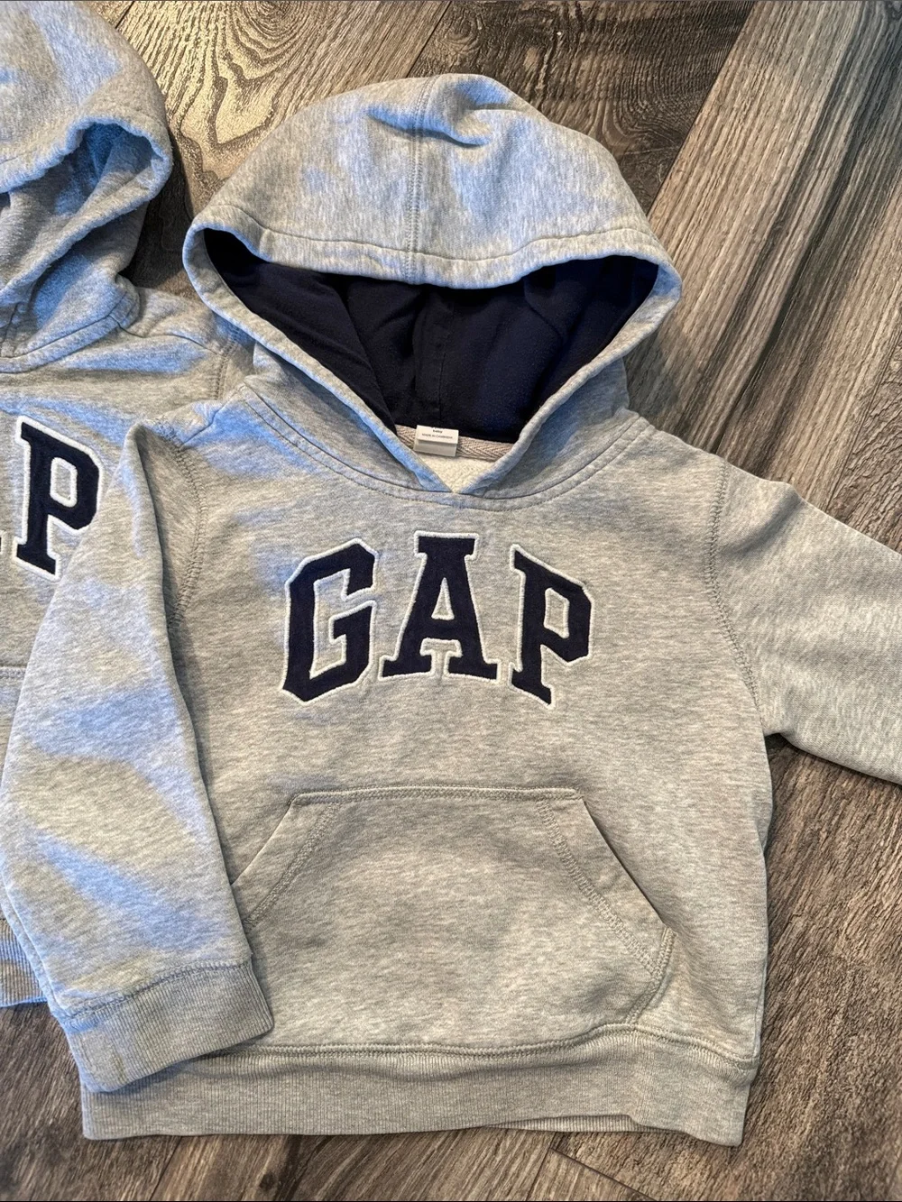 GAP set of 2 logo zip up Hoodie Sweater size 3 years gently used gray